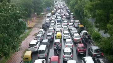 ଦିଲ୍ଲୀ-ହରିୟାଣାରେ ପ୍ରବଳ ବର୍ଷା, ଏପଟେ ଟ୍ରାଫିକ୍‌ ଜାମ୍‌ ସେପଟେ ବୁଡ଼ିଲାଣି ଓଭର ବ୍ରିଜ୍‌ !