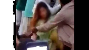 ମହିଳାଙ୍କ ପୋଷାକ ଚିରି ମାଡ ମାରିଲେ; ଭିଡିଓ ହେଲା ଭାଇରାଲ୍‌