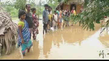 ଘର ଭିତରେ ପାଣି, ଘର ବାହାରେ ପାଣି : ୨୦ ଦିନ ହେଲା ପାଣି ଘେରରେ ଆଦିବାସୀ ପରିବାର