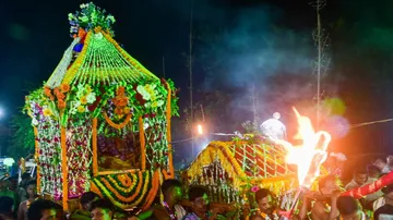 ବାଜା, ବାଣ ରୋଷଣୀ ନେଇ ମନ୍ଦିର ଅଭିମୁଖେ ପ୍ରଭୁ ଶ୍ରୀଲିଙ୍ଗରାଜ