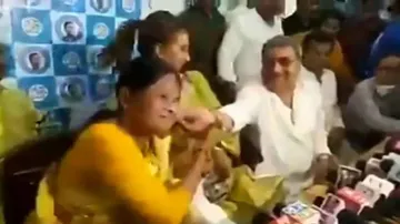 ମହିଳା ବିଧାୟକଙ୍କ ଗାଲ ଚିପି ଦେଲେ ସାଂସଦ