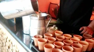 ଆଇଏଏସ୍‌ ପାଇଁ ପ୍ରସ୍ତୁତ ହେଉଥିଲେ, ଚା’ ଦୋକାନୀ ପାଲଟିଲେ: ବାର୍ଷିକ ଆୟ ୧୦୦ କୋଟିରୁ ଅଧିକ