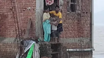 ୟୁପିରେ ବନ୍ୟା ସ୍ଥିତି ଗମ୍ଭୀର: ଘର ଭିତରୁ ବାହାରି ପାରୁନାହାନ୍ତି ଲୋକ