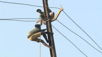 ପ୍ରଶାସନକୁ ଅପେକ୍ଷା ନ କରି ସଜାଡ଼ିଲେ ବିଦ୍ୟୁତ୍‌ ତାର, କାଟିଲେ ଗଛ