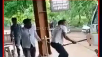 Tourists attack at Nandankanan Zoo। 3 Arrested 