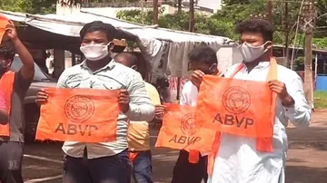 ବିଶ୍ୱବିଦ୍ୟାଳୟ ସଂଶୋଧନ ଆଇନ ବିରୋଧରେ ABVP ଛାତ୍ରଙ୍କ ବିକ୍ଷୋଭ