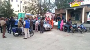 କାର୍‌ ଭାରସାମ୍ୟ ହରାଇ ଗଛରେ ପିଟି ହେବାରୁ ୪ ଜଣଙ୍କର ମୃତ୍ୟୁ