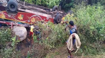 ଘାଟିରୁ ଖସିଲା ବସ୍‌ ; ୭ରୁ ଅଧିକ ଯାତ୍ରୀଙ୍କ ମୃତ୍ୟୁ ଆଶଙ୍କା