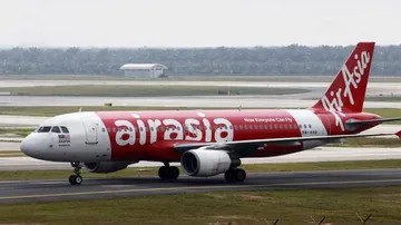 ଦୁର୍ଘଟଣାରୁ ଦୁଇଥର ରକ୍ଷା ପାଇଲା ବିମାନ