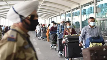 ବିମାନରେ ବିଦେଶରୁ ଆସୁଥିବା ଯାତ୍ରୀଙ୍କ ପାଇଁ ନୂଆ କ୍ୱାରେଣ୍ଟିନ୍‌ ନିୟମ: ଦେବାକୁ ପଡ଼ିବ ସବୁ ଖର୍ଚ୍ଚ