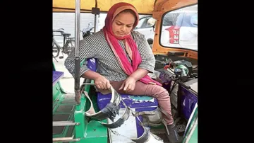 ହାରି ନାହାଁନ୍ତି ଦିବ୍ୟାଙ୍ଗ ଅଙ୍କିତା ; ଅଟୋ ଚଳାଇ କ୍ୟାନସର ପୀଡ଼ିତ ପିତାଙ୍କର କରୁଛନ୍ତି ଚିକିତ୍ସା