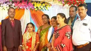 ମହାବାତ୍ୟାରେ ଅନାଥ : ସିନ୍ଦୂର ପିନ୍ଧିଲେ ଅନ୍ନପୂର୍ଣ୍ଣା