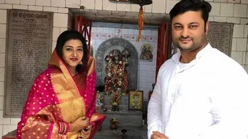 ବେଡ୍‌ ରୁମ୍‌ରେ ସାଙ୍ଗଙ୍କ ସହ ମଦ ପିଉଥିଲେ ଅନୁଭବ; ବିରୋଧ କରିବାରୁ ବର୍ଷାଙ୍କୁ ପିଟୁଥିଲେ !