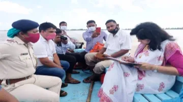 ବନ୍ୟାଞ୍ଚଳ ବୁଲି ଖାଦ୍ୟ ବଣ୍ଟନ କଲେ ସାଂସଦ ଅପରାଜିତା ଷଡ଼ଙ୍ଗୀ