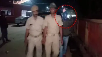 ପୁଲିସ ହାତରେ ହାତକଡ଼ି