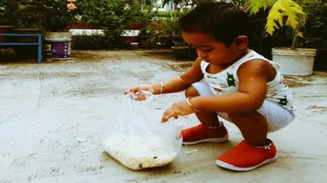 ପକ୍ଷୀମାନଙ୍କୁ ଦାନା ଖାଇବାକୁ ଦେଉଛି ଏକ ବର୍ଷର ଶିଶୁ, ଫଟୋ ଭାଇରାଲ