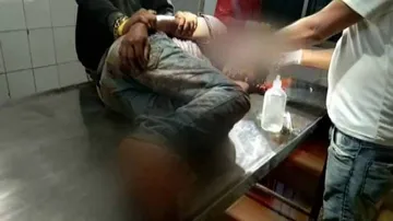 ଫୁଟପାଥ୍‌ରେ ଯୁବକଙ୍କୁ ଆକ୍ରମଣ