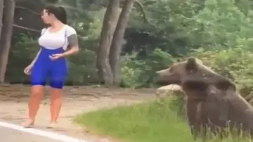 ଭାଲୁ ସହ ସେଲ୍ଫି ନେଉଥିଲେ ମହିଳା, ହଠାତ୍‌ ଦୌଡିବାକୁ ଲାଗିଲେ