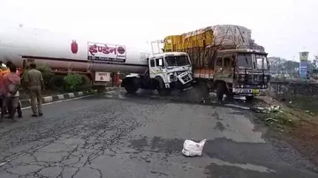 ଗ୍ୟାସ୍ ଟ୍ୟାଙ୍କର-ଟ୍ରକ୍‌ ଧକ୍କା: ୧୪ଘଣ୍ଟା ପରେ ବନ୍ଦ ହେଲା ଗ୍ୟାସ୍‌ ଲିକ୍‌