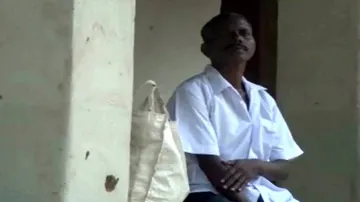 ଜେଲ୍‌ରୁ ଫେରିବା ପରେ ବେସାହାରା ବାପା , ପର କରିଦେଲେ ପୁଅଝିଅ