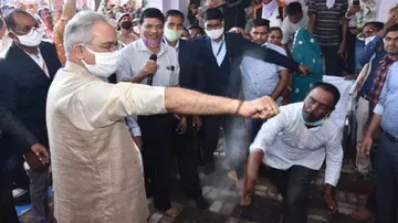 ମୁଖ୍ୟମନ୍ତ୍ରୀଙ୍କୁ ଚାବୁକ୍ ମାଡ଼