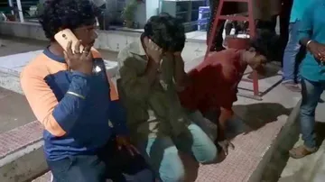 ଗ୍ରାହକଙ୍କୁ ଆଣ୍ଠେଇ ଦେଲେ ପେଟ୍ରୋଲ ପମ୍ପ୍‌ କର୍ମଚାରୀ