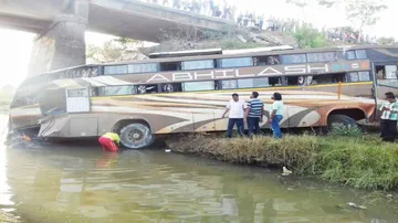 ଭାରସାମ୍ୟ ହରାଇ ପୋଲ ତଳକୁ ଖସିଲା ବସ୍‌; ୨ ମୃତ, ୬ ଗୁରୁତର