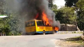 ରାସ୍ତା ଉପରେ ହୁତୁ ହୁତୁ ହୋଇ ଜଳିଗଲା ବସ୍‌