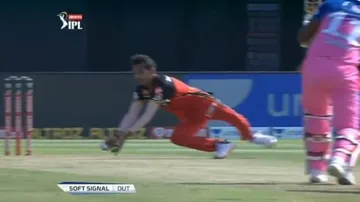 ଚହଲ ଧରିଲେ ଏମିତି କ୍ୟାଚ୍‌, ଅମ୍ପାୟାରଙ୍କ ନିଷ୍ପତ୍ତି ଉପରେ ଉଠିଲା ଅଙ୍ଗୁଳି: ଭିଡିଓ ଦେଖନ୍ତୁ