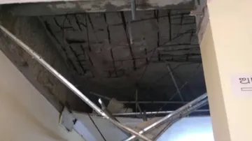 ମେଡିକାଲ ଛାତରୁ ସିମେଣ୍ଟ ପଡି ୨ ଆହତ