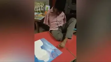 ହାତ ନାହିଁ କିନ୍ତୁ ଗୋଡ଼ରେ ଆଙ୍କୁଛନ୍ତି ଜୀବନ୍ତ ଛବି, ଦେଖନ୍ତୁ ଭିଡିଓ