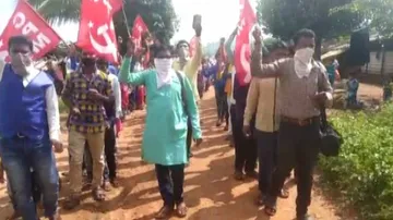 ନିଜ ଅଧିକାର ପାଇଁ ତାତିଲେ ସ୍ୱାଭିମାନ ଅଞ୍ଚଳବାସୀ; କୋଭିଡ କଟକଣା ଭୁଲିଗଲେ