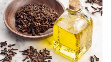 ସ୍ୱାସ୍ଥ୍ୟ ପାଇଁ ଲବଙ୍ଗ ତେଲ: ଜାଣନ୍ତୁ ଏହାର ଉପକାରିତା