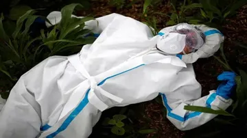 ଶବକୁ ପୋତିବା ପୂର୍ବରୁ ଥକି ପଡ଼ି ତଳେ ଶୋଇପଡ଼ିଲେ କୋଭିଡ ଯୋଦ୍ଧା