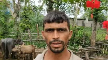 ଲକ୍‌ଡାଉନ୍‌ ଉଜାଡ଼ିଦେଲା ଜୀବିକା; ଝିଅକୁ ପଢ଼ାଇବା ପାଇଁ ବାପା ବିକି ଦେଲେ...