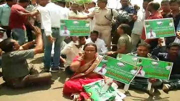 ବିଜେଡିରେ ଟିକେଟ୍‌ କଳି: ବିଧାୟକ ପ୍ରମୋଦ ମଲ୍ଲିକଙ୍କ ସମର୍ଥକ-ବିରୋଧୀ ମୁହାଁମୁହିଁ