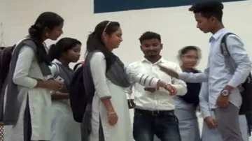 ଝିଅଙ୍କୁ ଛୁଇଁଲେ ମାରିବ କରେଣ୍ଟ