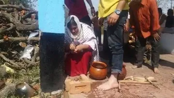 ପିତାଙ୍କୁ ମୁଖାଗ୍ନି ଦେଲା ଝିଅ