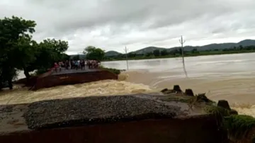 ଲଗାଣ ବର୍ଷାରେ ଭାସିଗଲା ପୋଲ; ଜଳମଗ୍ନ ଢେଙ୍କାନାଳ