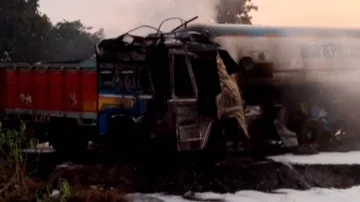 ଟ୍ରକ-ଟ୍ୟାଙ୍କର ମୁହାଁମୁହିଁ ଧକ୍କା, ୨ ଡ୍ରାଇଭର ଜୀବନ୍ତ ଦଗ୍ଧ