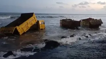 ହଠାତ୍ ମାଡ଼ି ଆସିଲା ଜୁଆର, ଫସିଗଲା ଡମ୍ପର