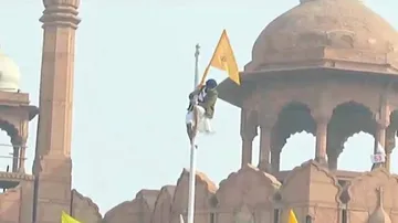 ଆଇନ ଭାଙ୍ଗିଲେ, ଲାଲକିଲ୍ଲା ଉପରେ ଚଢ଼ିଲେ