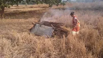 କେହି କଲେନି ସାହାଯ୍ୟ ; ବାପାଙ୍କ ଶବକୁ ମଶାଣୀ ନେଲା ବିଧବା ଝିଅ