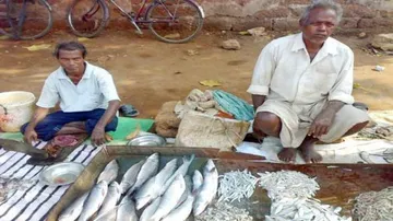 ଆକାଶ ଛୁଆଁ ଦେଶୀ ମାଛ ଦର