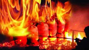 ଗ୍ୟାସ ସିଲିଣ୍ଡର ସଜାଡ଼ୁଥିବା ବେଳେ ହଠାତ୍ ଲାଗିଲା ନିଆଁ; ୬ ଗୁରୁତର