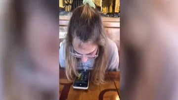 ବିନା ଆଙ୍ଗୁଠିରେ ଆଇଫୋନ୍‌ ଚଳାଉଛନ୍ତି ଯୁବତୀ  !