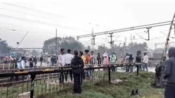 ଲେଭଲ୍‌ କ୍ରସିଂରେ ଗଳି ଯିବା ହେଲା କାଳ, ପିଟିଦେଲା ଟ୍ରେନ୍‌ !