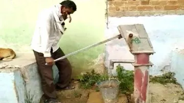 ଆଶ୍ଚର୍ଯ୍ୟ ! ନଳକୂପରୁ ପାଣି ସହ ରକ୍ତ, ମାଂସ ଓ ହାଡ଼ ବାହାରୁଛି