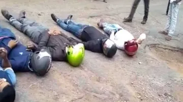 ହେଲମେଟ ପିନ୍ଧି ରାସ୍ତାରେ ଶୋଇ ପ୍ରତିବାଦ