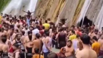 ତୃତୀୟ ଲହରୀକୁ ଖୋଲାଖୋଲି ଆମନ୍ତ୍ରଣ! ମସୁରୀର ଜଳପ୍ରପାତରେ ଗାଧୋଉଛନ୍ତି ହଜାର ହଜାର ଲୋକ